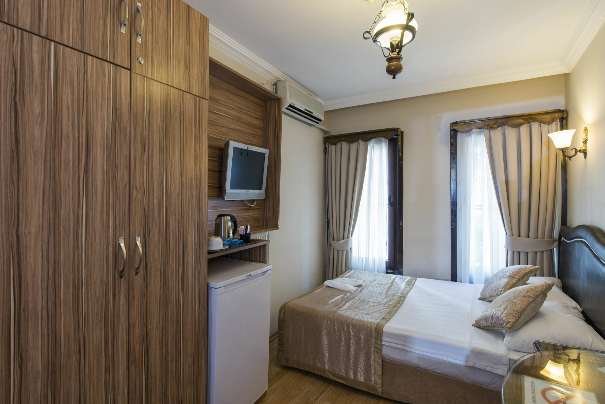 Naz Wooden House Inn Istanbul Exterior photo